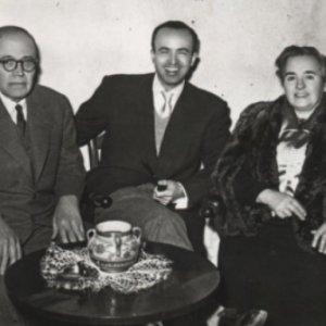 Fotografía de Eusebio y padres en Onil, 1950