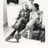 Fotografía de Eusebio y sus sobrinas en el Museo de las Casas Colgantes, 1968